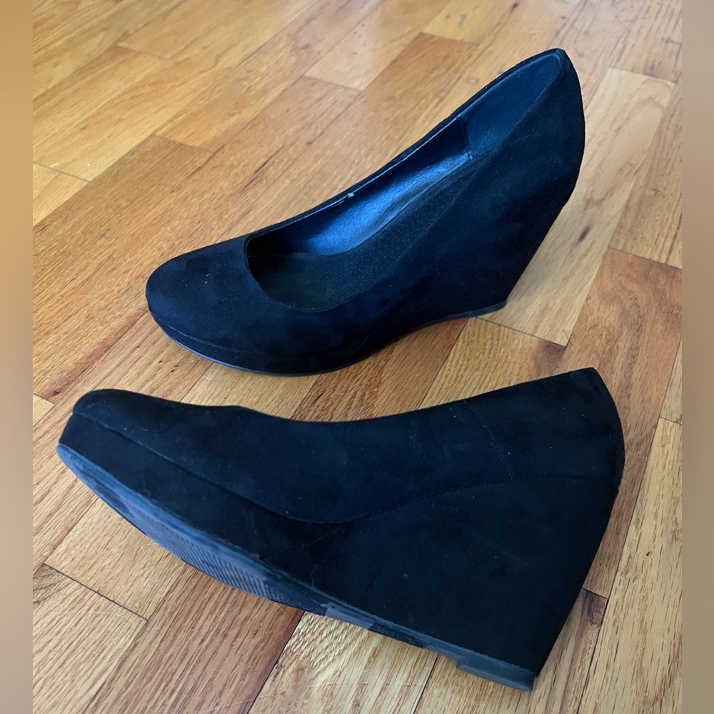 Apt 9 black suede material wedges